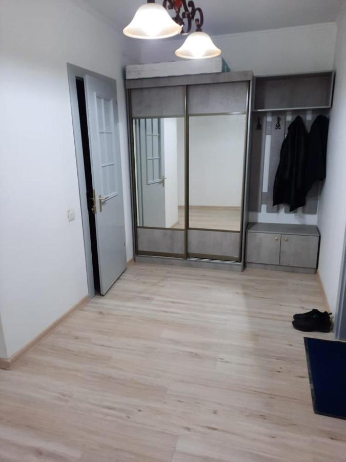 Apartamento Diplomat - 2 Bishkek Exterior foto
