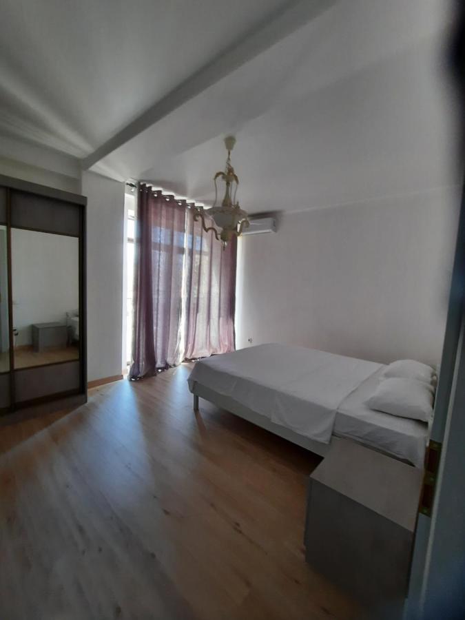 Apartamento Diplomat - 2 Bishkek Exterior foto